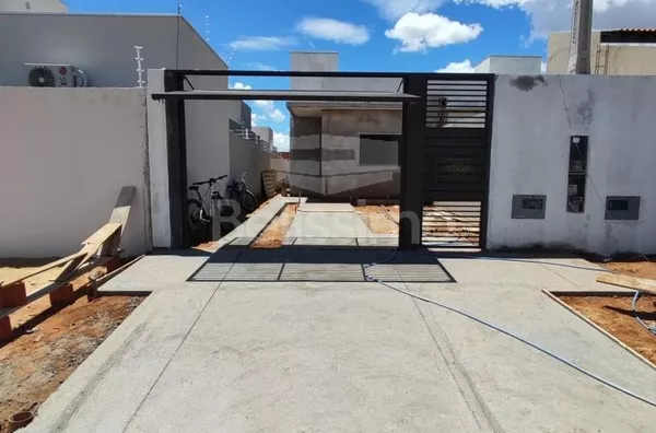 Casa com excelente localização 10 minutos do centro. Casa com 02(dois) quartos, sendo 1 suíte, 01(uma) sala de TV,  01(uma) cozinha, 02(dois) banheiros, 01(uma) área de serviço coberta e com garagem para 2 carros.   Área Construída: m²  Área Total: m²