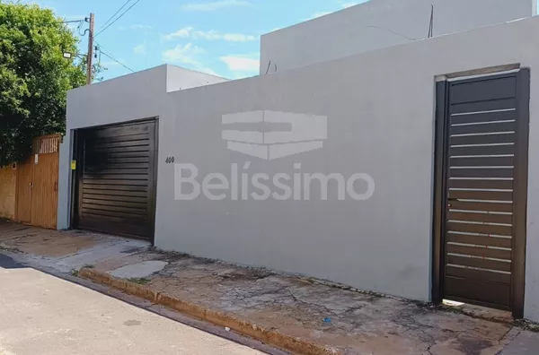 Casa com excelente localização 5 minutos do centro, á 100 mts da Lagoa maior, casa de 2 quartos, sendo 1 suíte, 01(uma) sala de TV, 01 (uma), 01 (uma) cozinha com armários planejados, 01 (uma) área de serviço coberta, 01 (um) banheiro e com garagem para 1