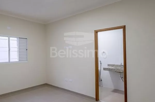 Casa localizada no bairro: Nova Três Lagoas , contendo os seguintes cômodos: 3(três) quartos, sendo 01 (uma) suíte, 01 (um) banheiro social,  01 (uma) cozinha, 01 (uma) sala TV com pé direito alto, 1(uma) lavanderia coberta, garagem  para 2 carros.