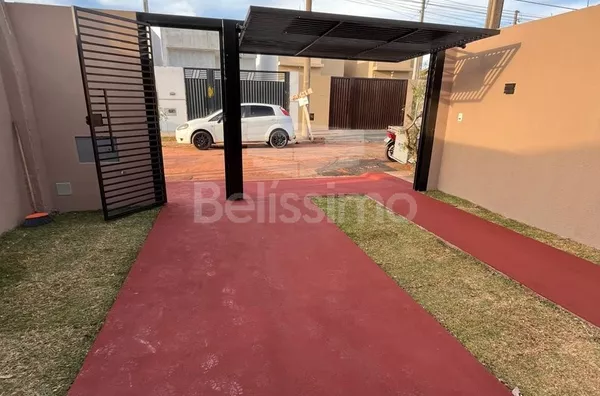 Casa com excelente localização 10 minutos do centro. Casa de 2 quartos, sendo 1 suíte, 01(uma) sala de TV com pé direito alto, 01 (uma) cozinha, 01 (uma) área de serviço coberta, 02 (dois) banheiros e com garagem coberta para 1 carro.