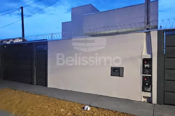 Casa localizada no bairro Parque São Carlos. Contendo 2 (dois) quartos, sendo 01 (um) suíte, 02 (dois) banheiros, 01 (uma) sala de estar, 01 (uma) cozinha, 01 (uma) lavanderia e com garagem