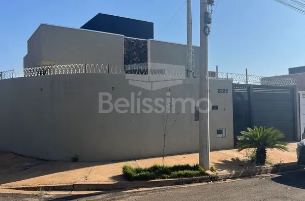 Casa com excelente localização 10 minutos do centro. Casa com 02(dois) quartos, sendo 1 suíte, 01(uma) sala de TV,  01(uma) cozinha, 02(dois) banheiros, 01(uma) área de serviço e com garagem 