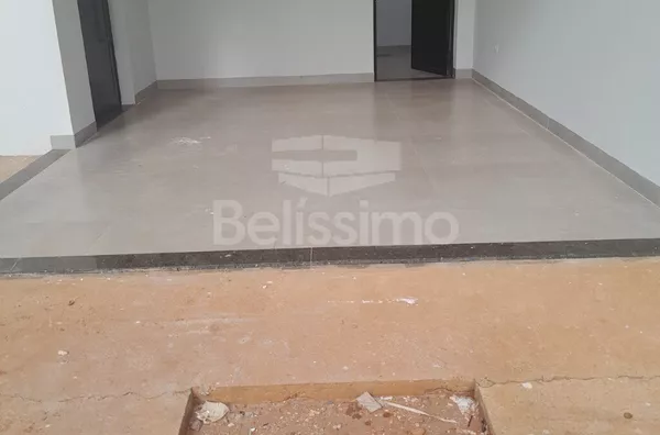 Imóvel de alto padrão no bairro Jardim das Oliveiras, casa possui 3 quartos, sendo uma suíte com closet, sala c/ pé direito alto, cozinha com área gourmet, lavanderia restrita, garagem para 2 carros e piscina.