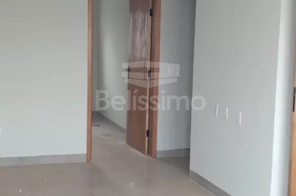 Casa com excelente localização. Casa de 2 quartos,  01(uma) sala de TV, 01 (uma) cozinha, (01) banheiro, 01 (uma) área de serviço coberta e garagem para 1 carro.