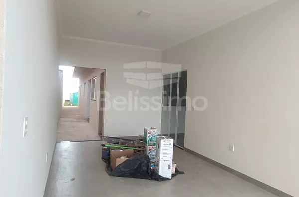 Casa com excelente localização 5 minutos do centro. Casa de 2 quartos, sendo 1 suíte, 01(uma) sala de TV, 01 (uma) cozinha, 01 (uma) área de serviço e 02 (dois) banheiros e com garagem para 1 carros. Garagem descoberta para 4 carros. Terreno mts: 6,50 x 5