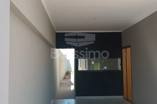 Casa com excelente localização no Santos Dumont.  Casa Contendo:  03 (Três) Quartos, sendo 01 (Uma) Suíte, 01 (Uma) Sala com pé direito amplo, 01 (Uma) Cozinha, 02 (Dois) Banheiros, 01 (Uma) Área de serviço coberta, Garagem para 02 carros