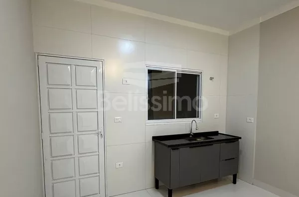 Casa localizada no Bairro Paranapungá, com 02(dois) Quartos, sendo uma suíte, 01(uma) Sala de TV, 01(jardim de inverno), 01(uma) cozinha, 02(dois) Banheiros, Lavanderia coberta, Garagem para 02 Veículos,