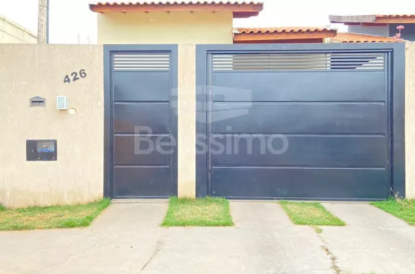 Casa localizada no bairro Setsul. Contendo 02(dois) quartos, sendo 1 suíte, 01(uma) sala de TV, 01(uma) cozinha , 02(dois) banheiros, 01(uma) área de serviço, garagem para 1 carro.