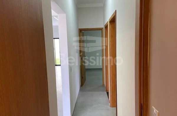 Linda Casa no condomínio costa Leste, Casa com 03(três) quartos, sendo 1 suíte, 01(uma) sala de TV, 01 (uma) cozinha, 01 (uma) área de serviço coberta  e 03 (três) banheiros e com garagem coberta para 2 carros.