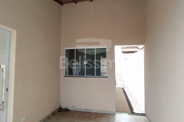 Casa á venda no Bairro Nova Três Lagoas! Contendo 03(três) quarto(s) sendo 1 suíte, 01(uma) sala de TV, 01(um)banheiro social, 01(uma) cozinha ampla, lavanderia coberta, garagem para 2 carros.  Área Construída : 90m²  Terreno: 180m²