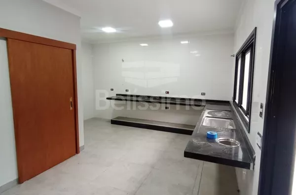 Casa de alto padrão localizado no Jardim Angélica. 