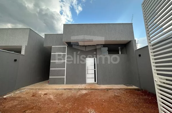 Casa com excelente localização 10 minutos do centro. Casa com 03(Três) quartos, sendo 1 suíte, 01(uma) sala de TV, 01(uma) cozinha com planejados, 02(dois) banheiros, 01(uma) área de serviço coberta, garagem para 2 carro.   Área Construída: 65m²  Área Tot