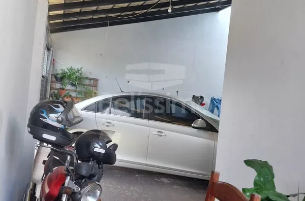 Ótima oportunidade no bairro Jd. Santo André. Casa de 02 (dois) quartos, 01 (um) banheiro, 01(uma) sala, 01 (uma) cozinha, 01 (uma) área de serviço coberta e garagem para 1 carro.