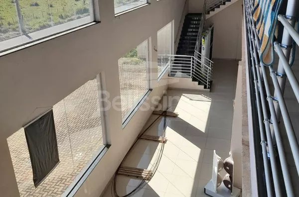 Barracão Contém 12 placas solares,  Média de 1.320 m2 de área construída. Equivalente a 3 terrenos de 12,06 × 30, Uma garagem ampla para carros e caminhões (a garagem não é coberta), Consta também na parte inferior de 4 banheiros sendo 2 adaptados para de