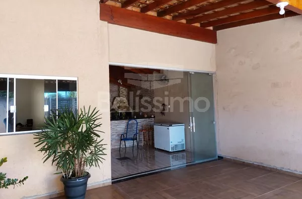 Casa com excelente localização 5 minutos do centro. Casa com 03(Três) quartos, sendo 1 suíte com closet, 01(um) jardim de inverno, 01(uma) sala de TV, 01(uma) sala de jantar, 01(uma) cozinha, 02(dois) banheiros, 01(uma) área de serviço coberta, 01(uma) de