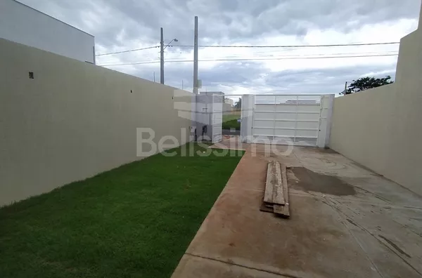 Casa com excelente localização 5 minutos do centro. Casa de 2 quartos, sendo 1 suíte, 01(uma) sala de TV, 01 (uma) cozinha, 01 (uma) área de serviço e 02 (dois) banheiros e com garagem para 1 carros. Garagem descoberta para 4 carros. Terreno mts: 6,50 x 5