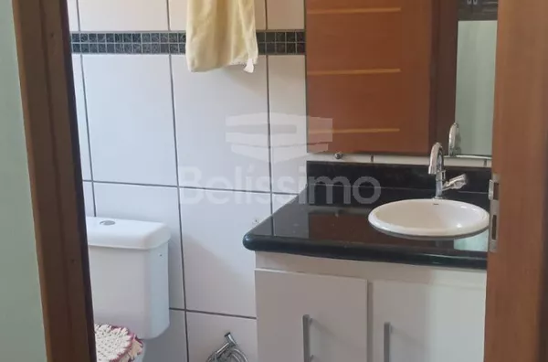 Casa bem localizada, no Jardim Planalto. Casa contendo 02 (dois) quartos, sendo 01 suíte, 02 (dois) banheiros, 02 (duas) salas, cozinha, lavanderia coberta,, área gourmet e garagem para 2 carros.