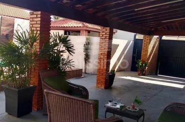 Casa com excelente localização 10 minutos do centro. Casa com 03(Três) quartos, sendo 1 suíte, 01(uma) sala de TV, 01(uma) sala de jantar, 01(uma) cozinha com planejados, 03(três) banheiros, dois com armários planejados, 01(uma) área de serviço coberta,  