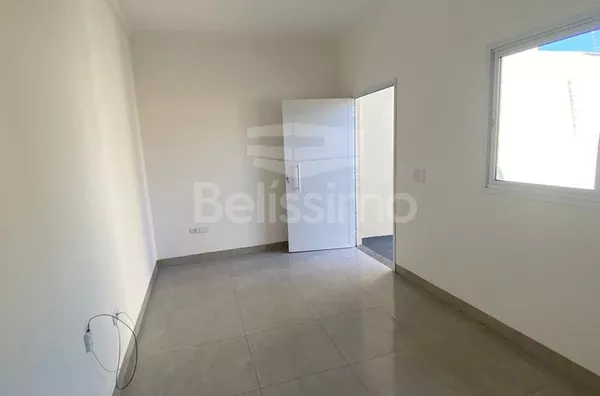 Casa com excelente localização no Quinta da Lagoa.  Casa Contendo: 03 (Três) Quartos, sendo 01 (um) suíte, 01 (uma) Sala de TV, 01 (uma) Cozinha, 02 (dois) Banheiros, 01 (uma) Área de serviço coberta, Garagem para 2 carros