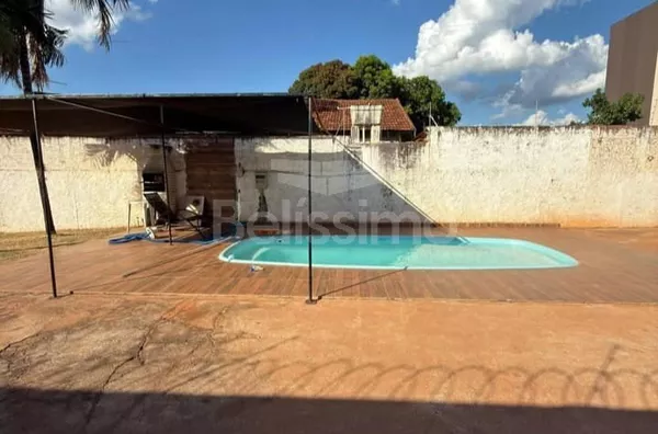 Linda casa bairro Jardim Alvorada, contendo 03 (Três) Quartos, 01 (Um) Banheiros, Cozinha com planejado, 01 (Uma) Sala de TV, churrasqueira, piscina, 01 (Uma) Lavanderia coberta e 01 (Uma) Garagem 