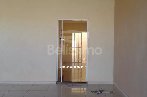 Casa para venda, bairro Ipê 4, contendo: 3 quarto(s) sendo 1 suíte, sala ampla, cozinha c/ planejados, 2 banheiros c/ planejados, lavanderia coberta, área de churrasco, piscina e garagem p/ 3 carros