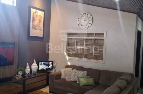 Casa com excelente localização 10 minutos do centro. Casa com 03(Três) quartos, sendo 1 suíte, 01(uma) sala de TV, 01(uma) sala de jantar, 01(uma) cozinha com planejados, 03(três) banheiros, dois com armários planejados, 01(uma) área de serviço coberta,  