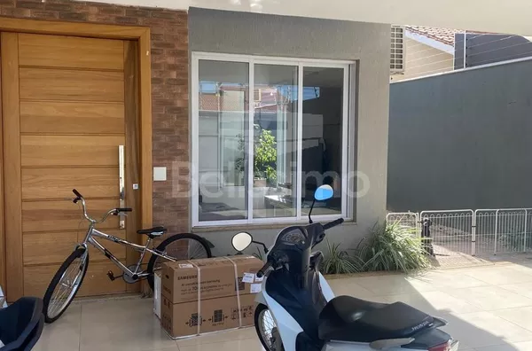 Casa bem localizada, no bairro Vila Nova. Casa contendo 03 (três) quartos, sendo 01 com closet, escritório, portão automático, cozinha, cerca elétrica, placa de energia solar, área gourmet e garagem para 2 carros.