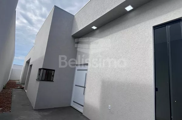 Casa com excelente localização 10 minutos do centro. Casa com 03 (três) quartos, sendo 01 (um) suíte, 02 (dois) banheiros, 01 (uma) sala de estar, 01 (uma) cozinha, 01 (uma) lavanderia e com garagem para 2 carro. 