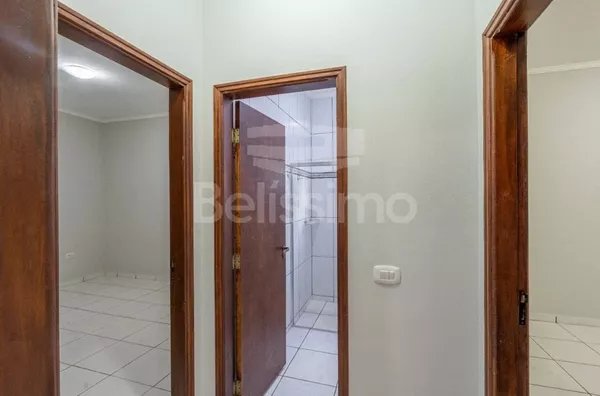 Casa com excelente localização 10 minutos do centro. Casa de 2 quartos,  01(uma) sala de TV, 01 (uma) cozinha, 01 (uma) área de serviço coberta e 01 (um) banheiros e com garagem coberta para 2 carros.  Construção: 140 m²  Terreno: 372m²