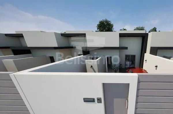 Casa com excelente localização 10 minutos do centro. Casa com 02 (dois) quartos, sendo 01 (um) suíte, 02 (dois) banheiros, 01 (uma) sala de estar, 01 (uma) cozinha, 01 (uma) lavanderia e com garagem para 2 carro. 