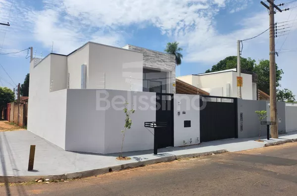 Casa com excelente localização no Bairro Santa Luzia. Casa de 2 quartos, sendo 1 suíte, 01(uma) sala de TV, 01 (uma) cozinha, 01 (uma) jardim de inverno, 02 (dois) banheiros com box e garagem para 2 carros.