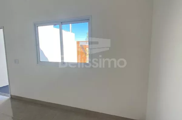 Casa com excelente localização no Quinta da Lagoa.  Casa Contendo: 03 (Três) Quartos, sendo 01 (um) suíte, 01 (uma) Sala de TV, 01 (uma) Cozinha, 02 (dois) Banheiros, 01 (uma) Área de serviço coberta, Garagem para 2 carros