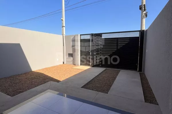 Linda casa no bairro Nova Três Lagoas, casa bem localizada. Casa contendo, 2 (Dois) Quartos, sendo 1 (Uma) suíte, 2 (Dois) Banheiros, Sala de TV, Cozinha, Lavanderia coberta e garagem para dois carros.