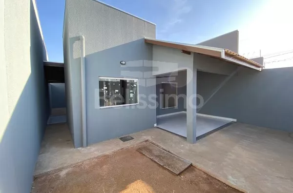 Casa com excelente localização 7 minutos do centro. Casa de 2 quartos, sendo 1 suíte, 01(uma) sala de TV, 01 (uma) cozinha, 01 (uma) área de serviço e 02 (dois) banheiros e com garagem para 2 carros. 