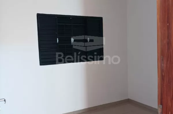 Casa localizada no Bairro Mais Parque, com 02(dois) Quartos, sendo uma suíte, 01(uma) Sala de TV, 01(jardim de inverno), 01(uma) cozinha com planejados, 02(dois)  Banheiros, Lavanderia coberta,  Garagem para 02 Veículos, Portão Eletrônico, Placa solar.   