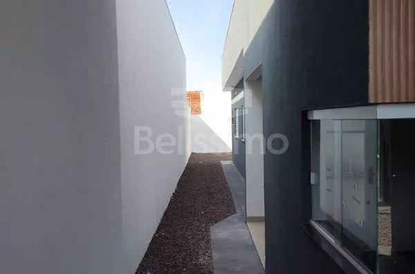 Linda casa, localizada em Três Lagoas M/S, no bairro Parque São Carlos, dez  minutos do centro da cidade! Com acabamento de qualidade, contendo os seguintes cômodos: 03(três) quartos, sendo uma suíte, 02 banheiros, 01 (uma) cozinha, 01 uma) sala TV. 1(uma