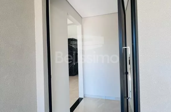 Casa excelente localizada no Condomínio Costa Leste. Casa com 03 (Três) quartos, sendo 01 (um) suíte, 02 (dois) banheiros, 01(um) lavabo, 01 (uma) sala com pé direito alto, 01 (uma) cozinha com balcão, 01 (um) hall, 01 (uma) lavanderia e com garagem para - Foto 4