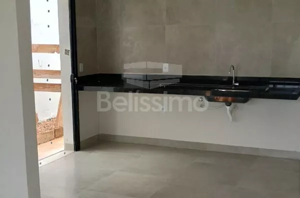 Casa localizada no Bairro Mais Parque, com 3(Três) quarto(s) sendo 1(Uma) suíte, 1(Uma) sala, 1 (Uma) cozinha, 2(Dois) banheiros, 1(Uma) lavanderia e garagem para 1(Um) carro.