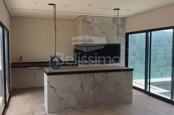 Casa com excelente localização no Condomínio Village do lago.  Casa com: 03 (Três) Quartos, sendo todos suíte, 01 (uma) Sala de TV , 01 (uma) Cozinha com área gourmet, 03 (três) Banheiros.  01 (uma) Área de serviço coberta, Garagem para 2 carros, Piscina