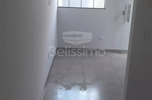 Casa com excelente localização 10 minutos do centro. Casa com 02 (dois) quartos, sendo 01 (um) suíte, 02 (dois) banheiros, 01 (uma) sala de estar, 01 (uma) cozinha, 01 (uma) lavanderia e com garagem para 2 carro. 