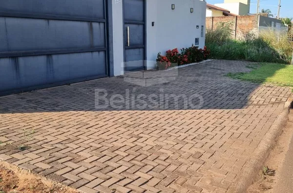 Casa localizada em Três Lagoas MS no bairro Jardim dos Ipês III, , tendo os seguintes cômodos: 3(três) dormitórios sendo 01 (uma) suíte, 01 (um) banheiro social, 01(lavabo), 01 (uma) cozinha com planejados, 01 (uma) sala TV, lavanderia coberta, garagem co