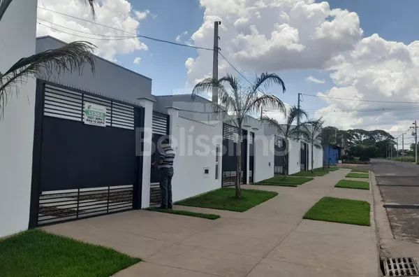 Casa á venda no Bairro bosque das Araras. Casa com 02(dois) quartos, sendo 1 suíte, 01(uma) sala de TV, 01(uma) cozinha ampla, 02(dois) banheiros, 01(uma) área de serviço coberta, garagem para 2 carro.   Área Construída: 60m²  Terreno: 103,75m²