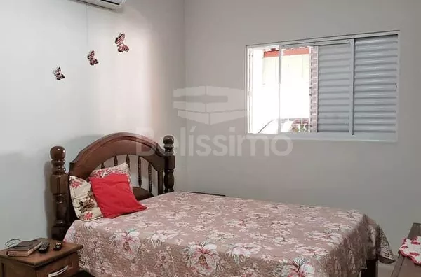 Casa com excelente localização 8 minutos do centro. Casa de 3 quartos, sendo 3 suíte,  todos quartos com armários planejados, 01(uma) sala de TV, 01(uma) sala de jantar, 01 (uma) cozinha, área gourmet com piscina, 01 (uma) área de serviço coberta