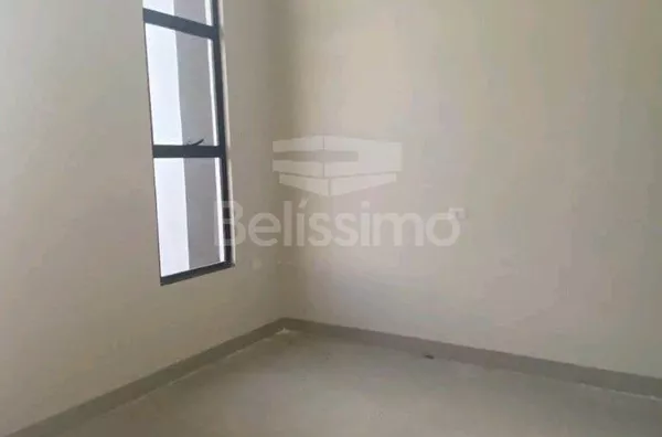 Casa com excelente localização 10 minutos do centro. Casa de 2 quartos,  01(uma) sala de TV, 01 (uma) cozinha, 01 (uma) área de serviço, 01 (um) banheiro e com garagem para 2 carros.
