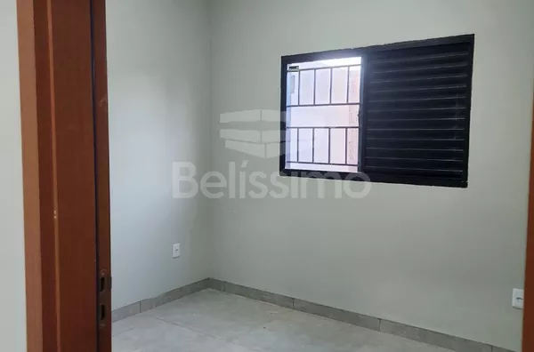 Linda casa no bairro Quinta da Lagoa, casa bem localizada. Casa contendo, 2 (Dois) Quartos, sendo 1 (Uma) suíte, 2 (Dois) Banheiros, Sala de TV, Cozinha, Lavanderia coberta e garagem para 01 carro.