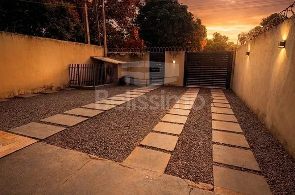 Casa para venda contendo: 2 quarto(s) sendo 1 planejado, sala ampla, cozinha c/ planejados, 2 banheiros c/ planejados, lavanderia coberta, área de lazer e garagem coberta
