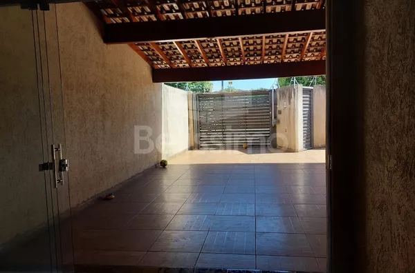 Casa com excelente localização 5 minutos do centro. Casa com 03(Três) quartos, sendo 1 suíte com closet, 01(um) jardim de inverno, 01(uma) sala de TV, 01(uma) sala de jantar, 01(uma) cozinha, 02(dois) banheiros, 01(uma) área de serviço coberta, 01(uma) de