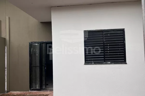 Casa com excelente localização 10 minutos do centro. Casa com 02 (dois) quartos, sendo 01 (um) suíte, 02 (dois) banheiros, 01 (uma) sala de estar, 01 (uma) cozinha, 01 (uma) lavanderia, com garagem