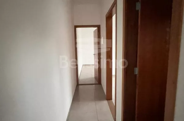 Casa com excelente localização 10 minutos do centro. Casa com 02 (dois) quartos, sendo 01 (um) suíte, 02 (dois) banheiros, 01 (uma) sala de estar, 01 (uma) cozinha, 01 (uma) lavanderia e garagem para 2 carro. 