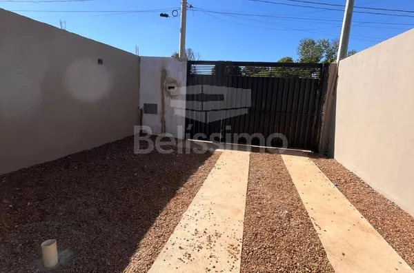 Casa com excelente localização 10 minutos do centro. Casa com 02 (dois) quartos, sendo 01 (um) suíte, 02 (dois) banheiros, 01 (uma) sala de estar, 01 (uma) cozinha, 01 (uma) lavanderia e garagem para 1 carro. 